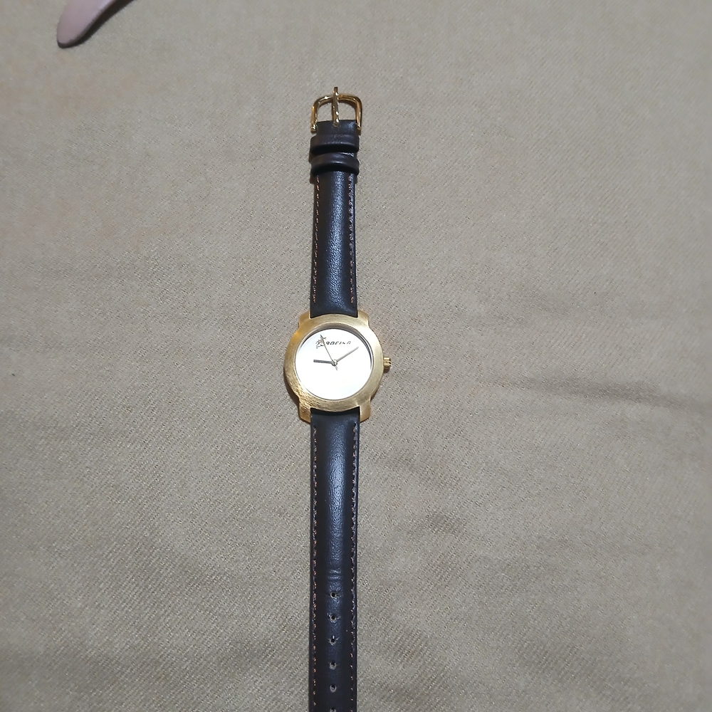 Gold and Black Minimalist Watch with Elegant Design
